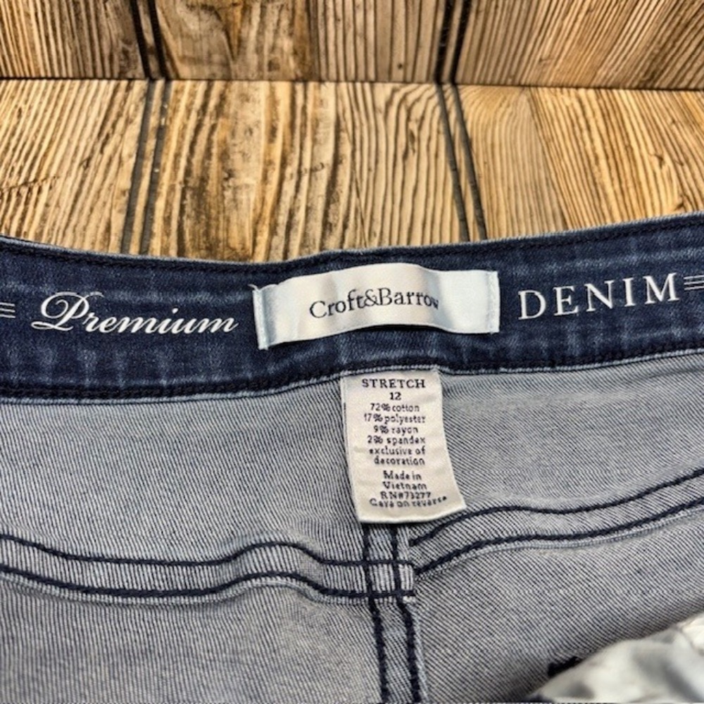 Croft & Barrow Premium Denim Bermuda Shorts Womens 12 Blue Stretch Dark Wash - Picture 2 of 8
